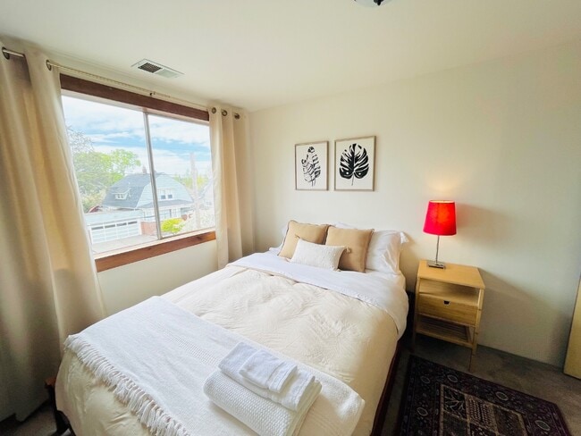 Building Photo - 4706 NE 15th Ave