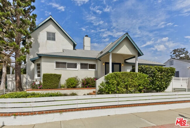 Building Photo - 11375 Montana Ave