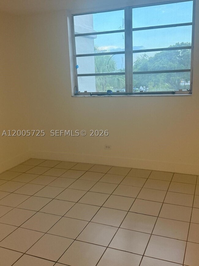Building Photo - 447 NE 195th St
