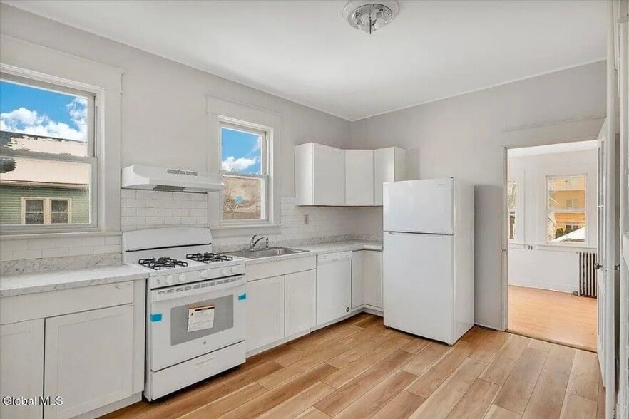 Building Photo - 6 W Erie St