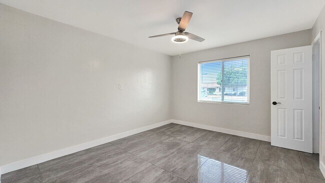 Building Photo - Gorgeous Remodel in Desirable North Central Phoenix Neighborhood