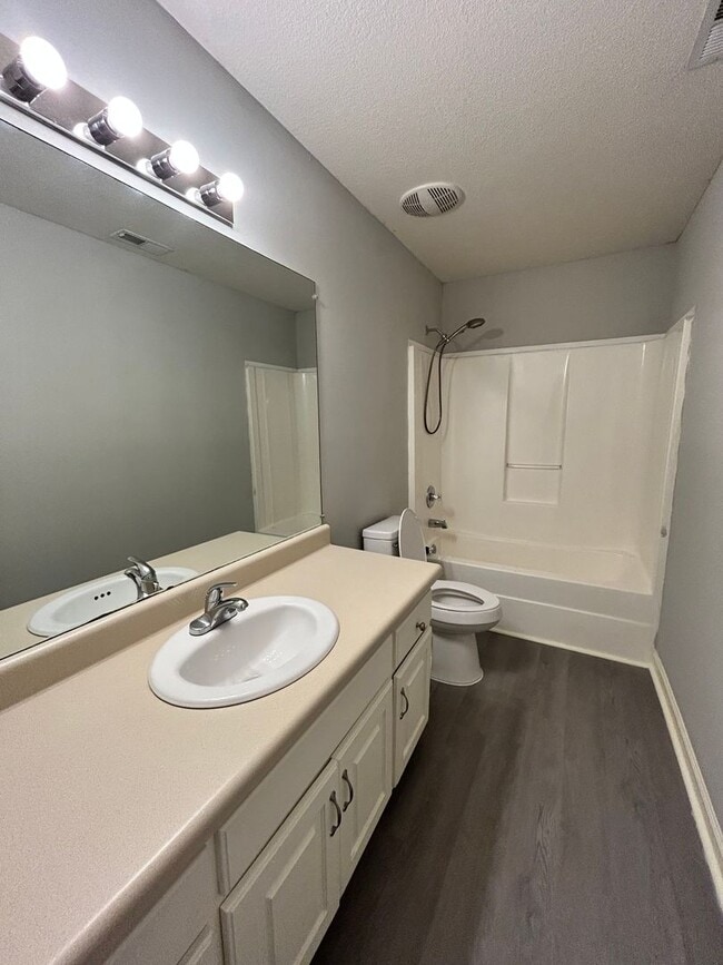 Building Photo - Charming 2 Bed, 1 Bath, 1 Car Garage, Covered Patio in Private Neighborhood!