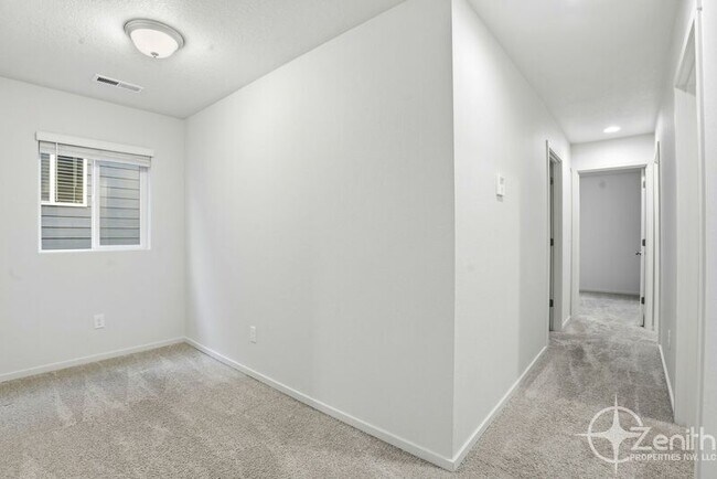 Building Photo - 11745 NE 22nd Way