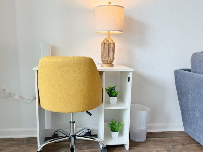 Building Photo - Furnished Townhome conveniently located!