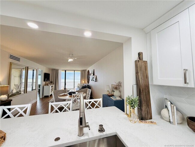 Building Photo - 7370 S Ocean Dr