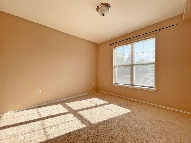 Building Photo - Sparkling Condo in Southwest Station with ...