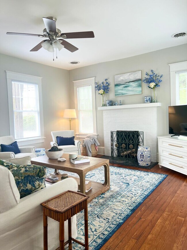 Building Photo - Beautiful 2 Bedroom home one block from ECU!