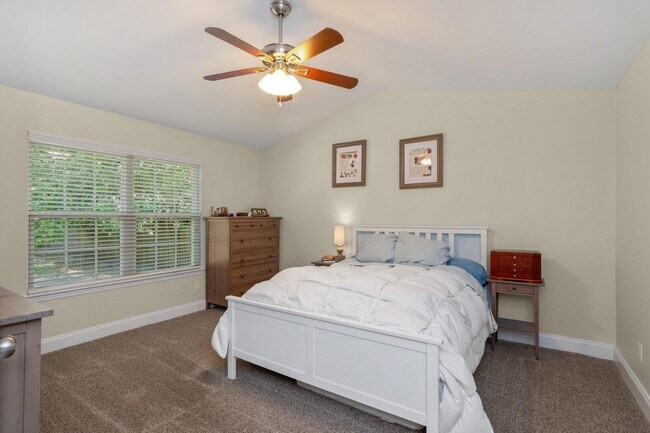 Building Photo - 511 Oak Ave