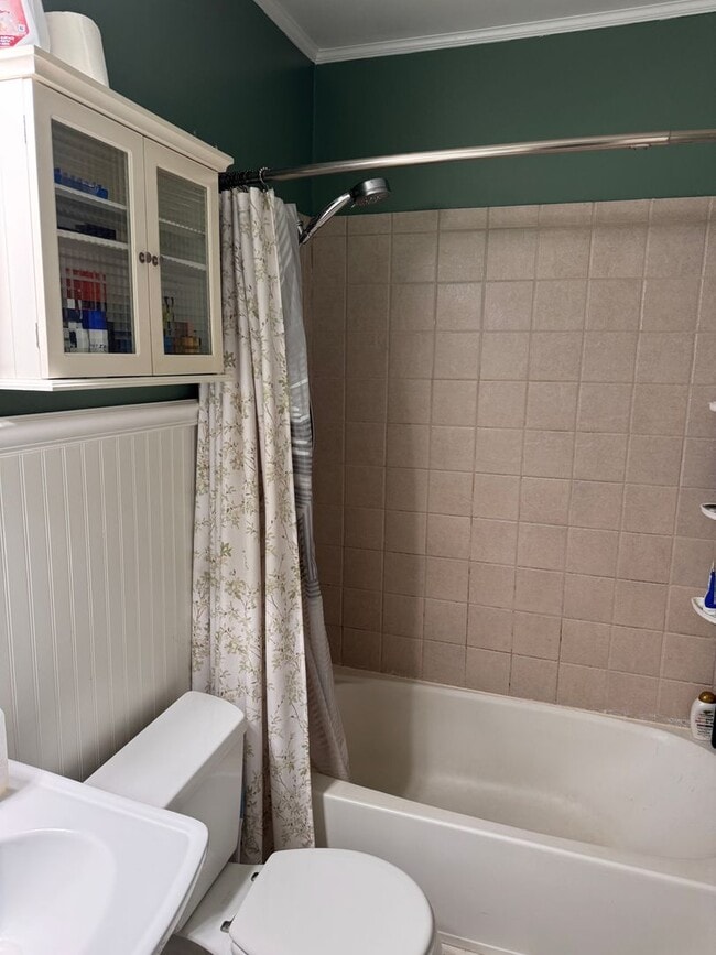 Building Photo - 2 Bedroom with Possible 3rd || 1 Bathroom - Single Family Home