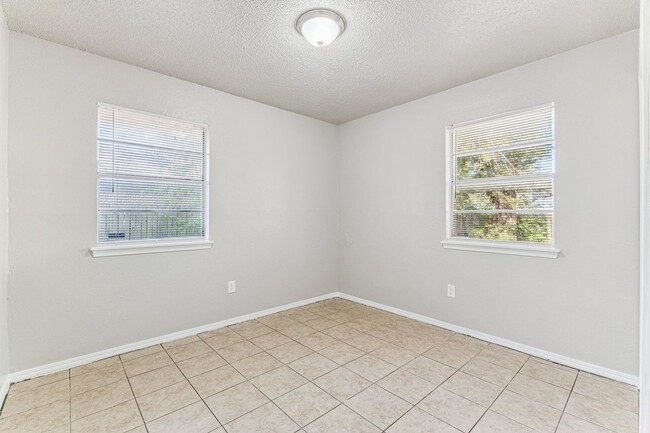 Building Photo - Beautiful brick 3 bedroom, 2 bath, 2 car g...
