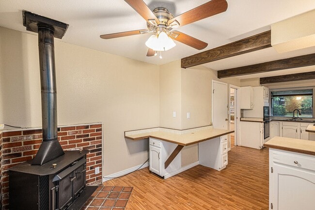Building Photo - Cheyenne Canyon / 3 bedroom, 2 car garge, ...