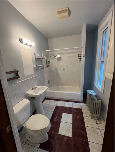 Bathroom - 164 Edward St