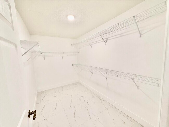 Building Photo - 205 SW Chelsea Terrace