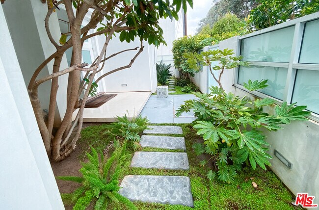 Building Photo - 27102 Malibu Cove Colony Dr