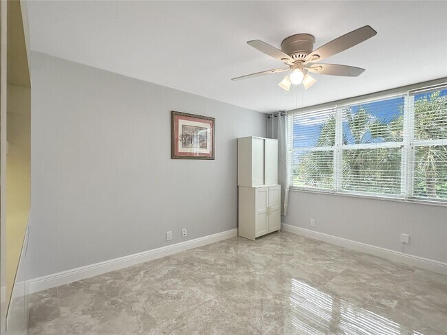 Building Photo - 3505 Oaks Way