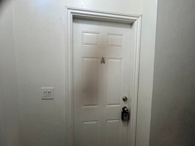 Building Photo - Conveniently located 1-bedroom, 1-bath apa...