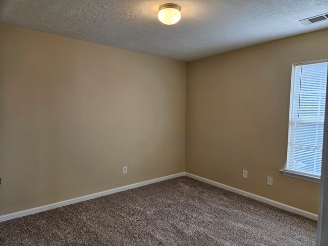 Building Photo - 450 Lory Ln