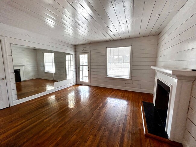 Building Photo - 1305 Lorrain St - Unit C