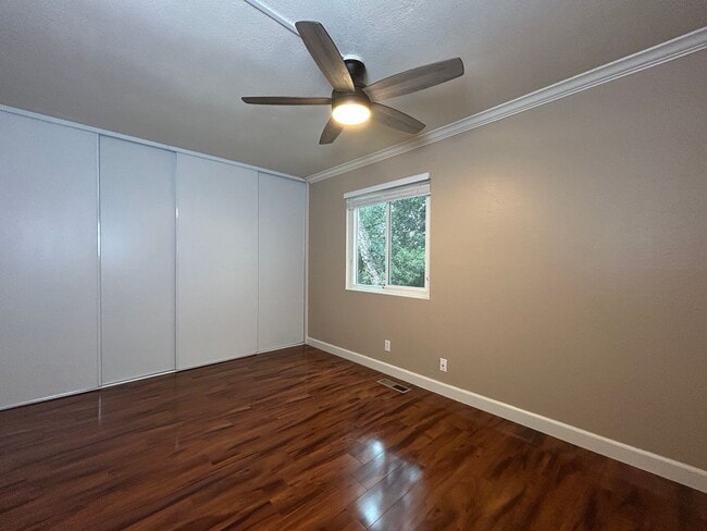 Building Photo - Move-In Ready 1BR in Sought-After Kirkwood...