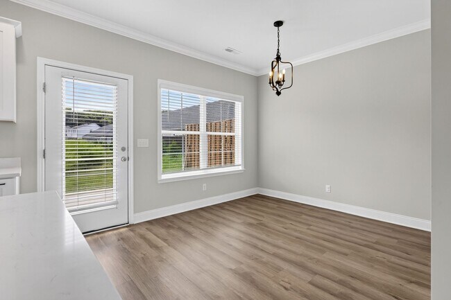 Building Photo - Luxury Townhome