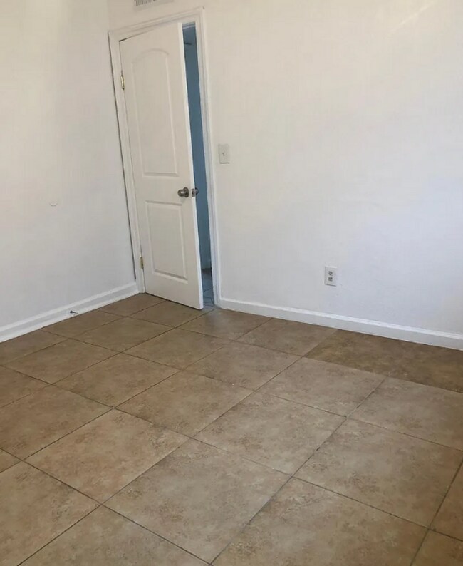 Building Photo - 1401 Yosemite Dr