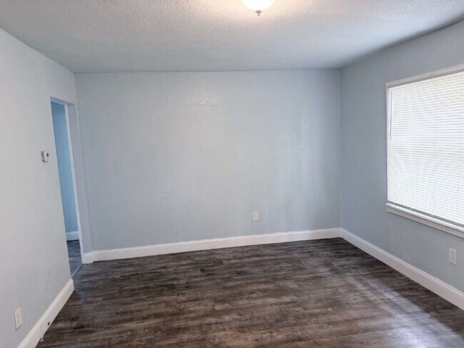 Building Photo - Charming home features 3 spacious bedrooms and 2 updated bathrooms