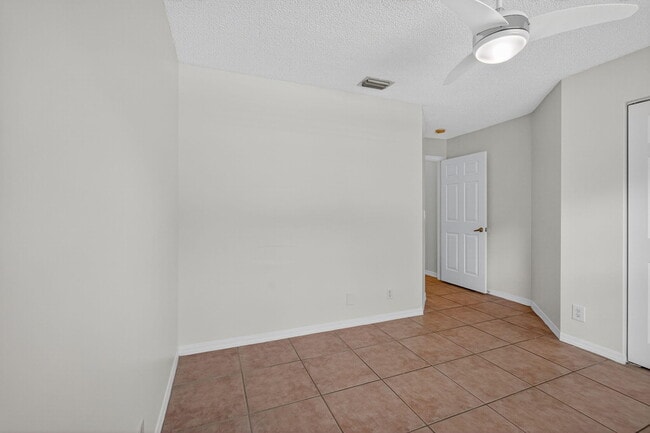 Building Photo - 5020 N La Sedona Cir