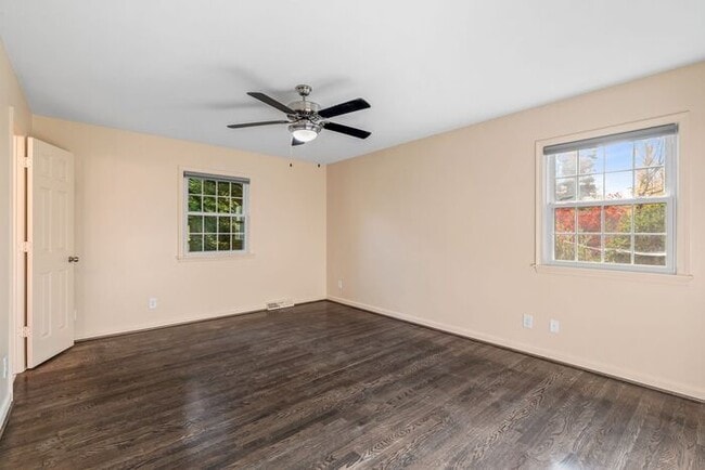 Building Photo - NW, Updated, Wood Floors, SS Appl., Den, Dining Roon, Sun Room, Finished Basement, Fenced!