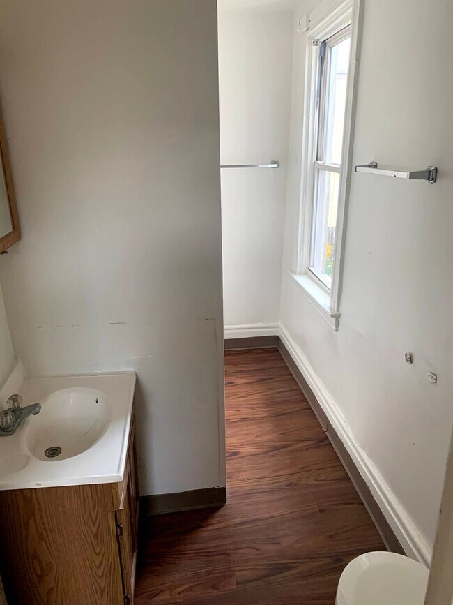 Building Photo - 4 Bed, 2 Bath Home in Bloomfield - Convenient Location, Off-Street Parking - Available November 1...
