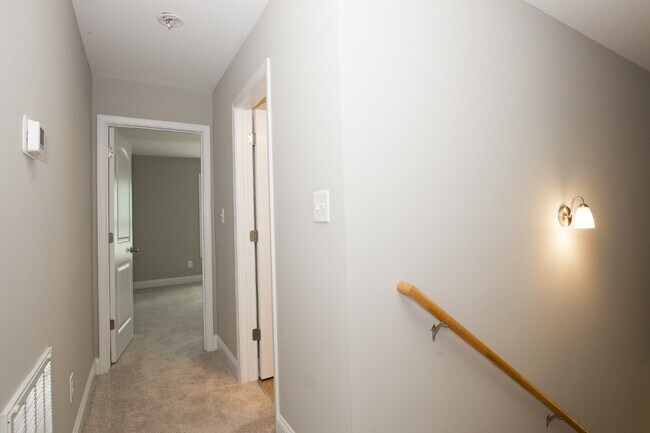Building Photo - Beautiful home in Gated Community of Woodlake