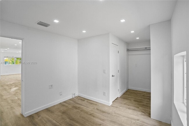 Building Photo - 1081 NE 166th St