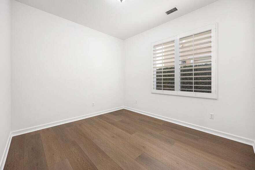 Building Photo - 2556 Pearblossom St