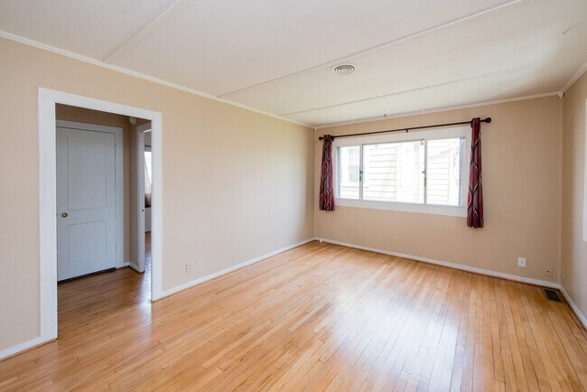 Building Photo - 2307 Kenwood Ave