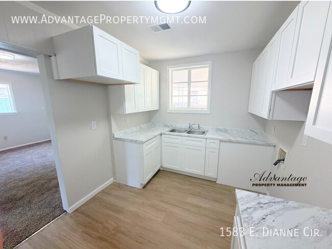 Building Photo - 1583 E Dianne Cir