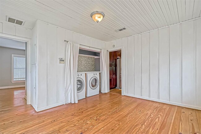 Building Photo - 802 E 29th St
