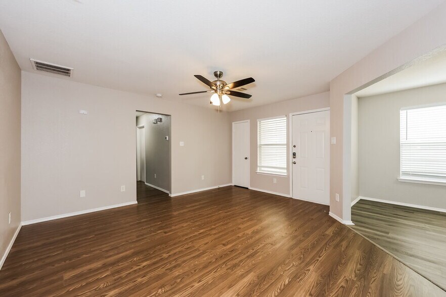 Building Photo - 1504 Pine Ln