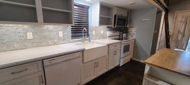 Building Photo - 211 E Voorhis Ave