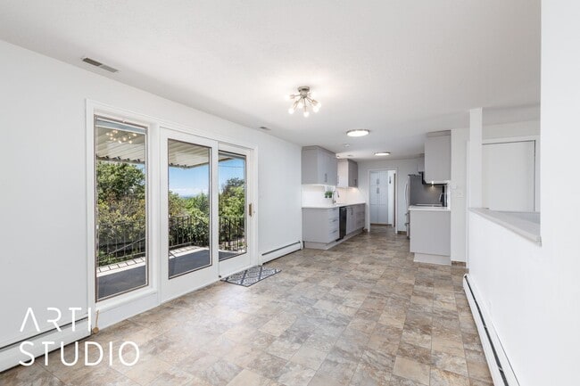 Building Photo - 983 Westwood Dr