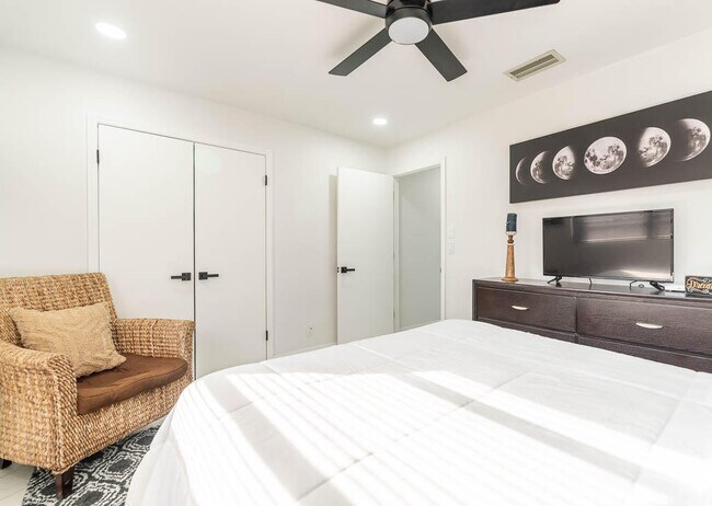 Building Photo - 4760 Greentree Way