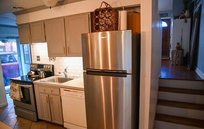 Building Photo - 1095 West Cir