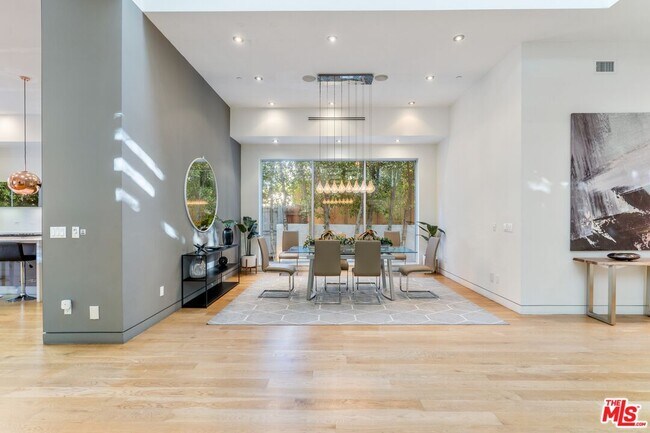 Building Photo - 833 N Orange Grove Ave