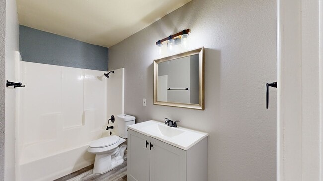 Building Photo - PRICE IMPROVEMENT $995 + 2 WEEKS FREE RENT!