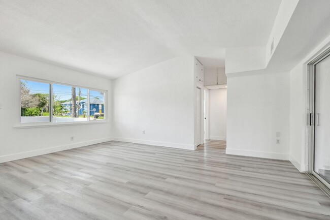Building Photo - 695 Sunset Dr