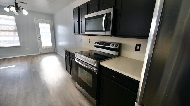Building Photo - 1021 Periwinkle Dr