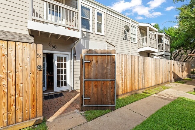 Building Photo - 11710 Southlake Dr