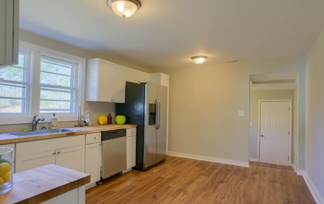 Building Photo - "Charming 3-Bedroom Home on Wilmington Highway!"