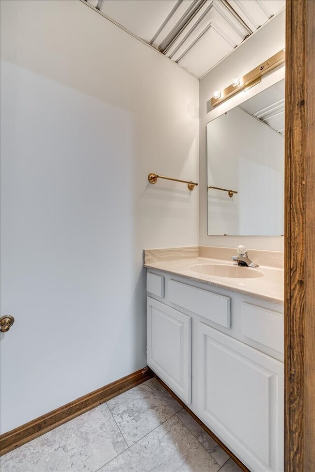 Building Photo - River Hills: 3 BR with 2 Full & 2 Half Baths