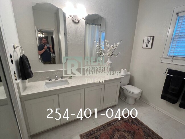 Building Photo - COMING SOON!!  This charming bungalow-styl...