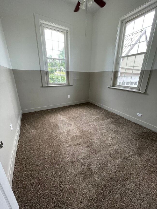 Building Photo - Single Family Home 2 Bedrooms 1 Bath with ...