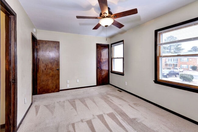 Building Photo - Lovely 2-Bedroom, 1.5-Bath End Unit Townho...